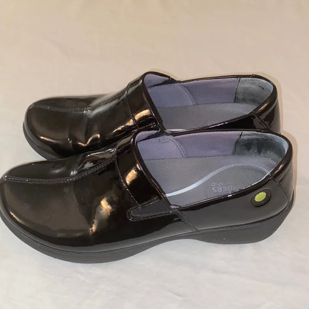 Size 38 Dansko clogs with‎ minimal use. Shiny black exterior - Picture 3 of 3